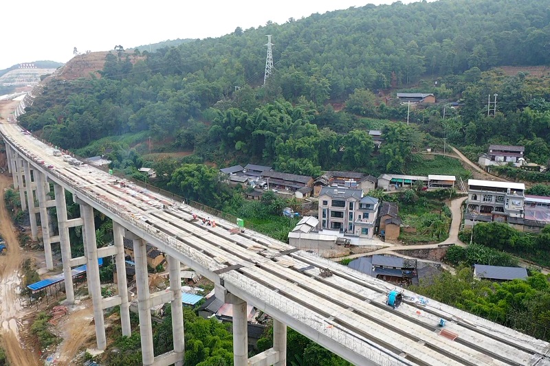 施勐高速一分部下凤鸡寨大桥左幅贯通