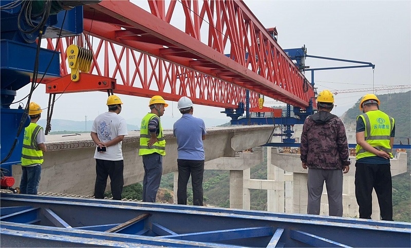 永金高速（戛元段）十分部首片箱梁架设成功