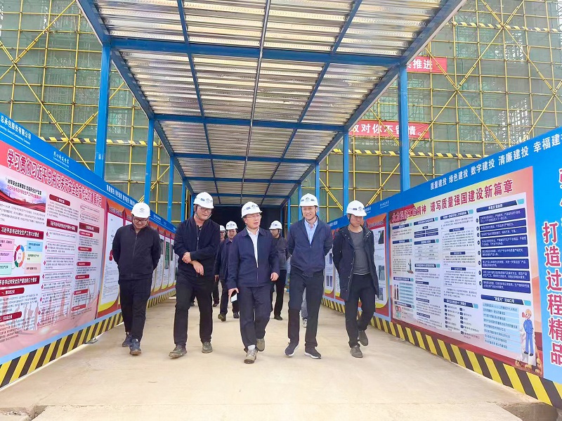 刘金荣带班检查云南大学（呈贡校区）二期校舍基础设施建设项目