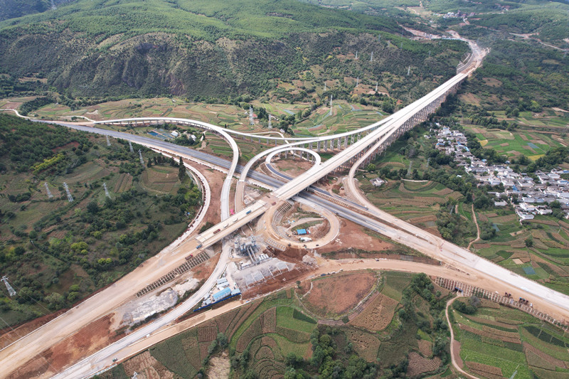 大理州委常委、州委组织部长翁斌到鹤剑兰高速调研