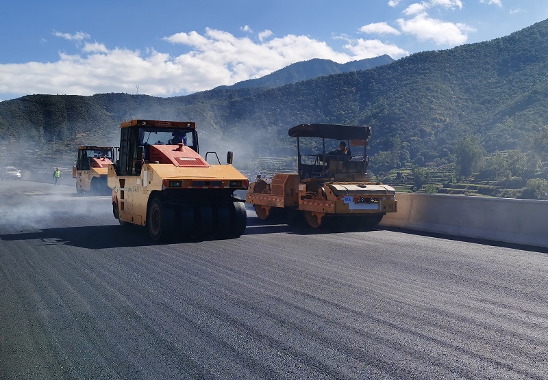 永大高速桥面转入沥青中面层铺筑阶段