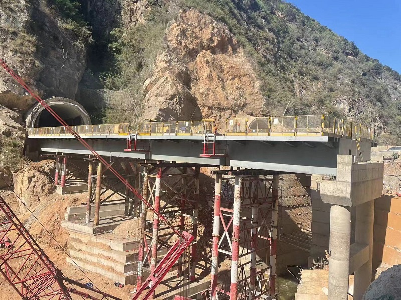 鹤剑兰高速合江1号钢箱梁大桥吊装完成