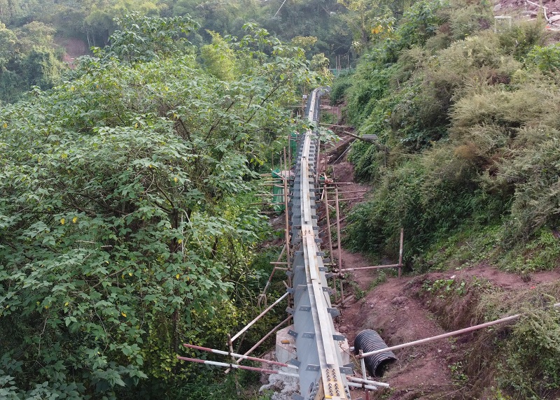 水富融惠生态世界杯官网合作平台玛瑙山绿道工程人行钢栈桥梁首跨钢梁吊装完成