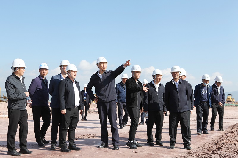 玉溪市委副书记、市长江华调研云南烨阳新能源项目