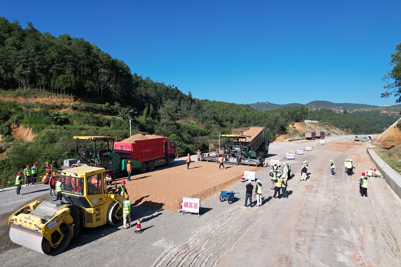 施勐高速（施甸至链子桥段）启动路面工程施工