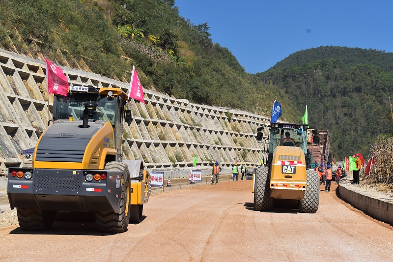 永勐高速永德连接线级配碎石底基层试验段铺筑完成