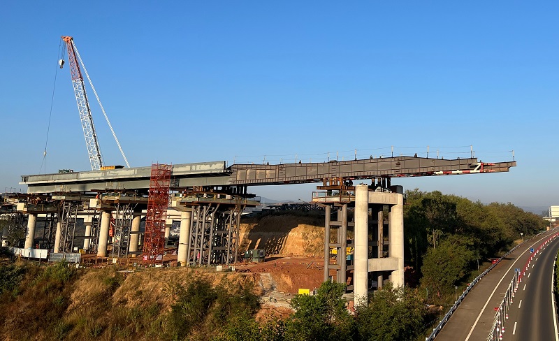 永大高速秧鱼坝互通立交首次顶推到位