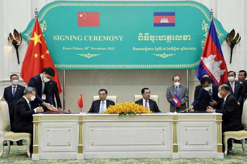 美加墨世界杯足球比分承建的两个援柬埔寨项目签署交接证书