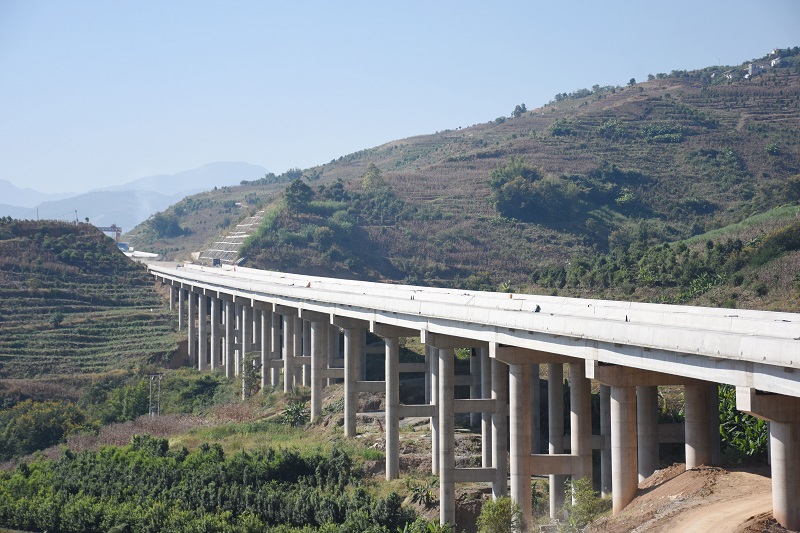 永勐高速新街坝1号大桥桥面铺装浇筑完成