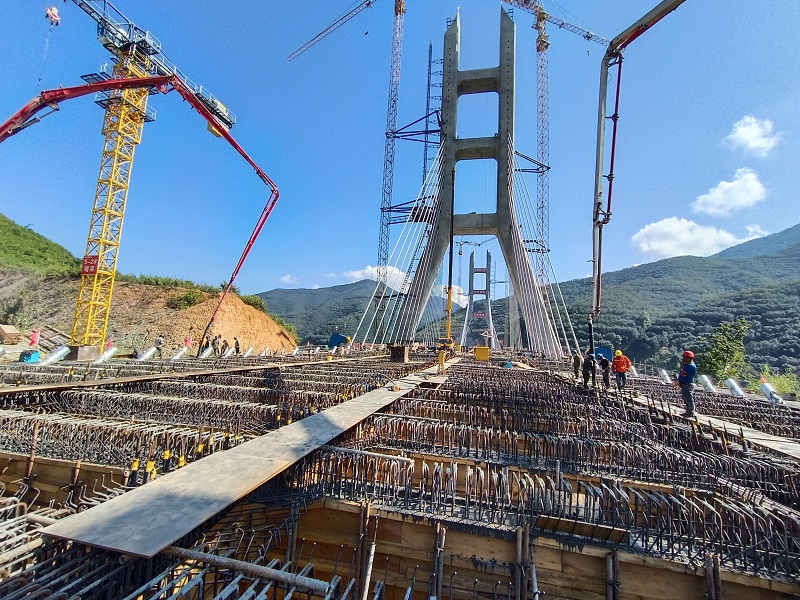 景洪市神秘谷澜沧江大桥5#索塔边跨现浇段主梁混凝土首次浇筑完成