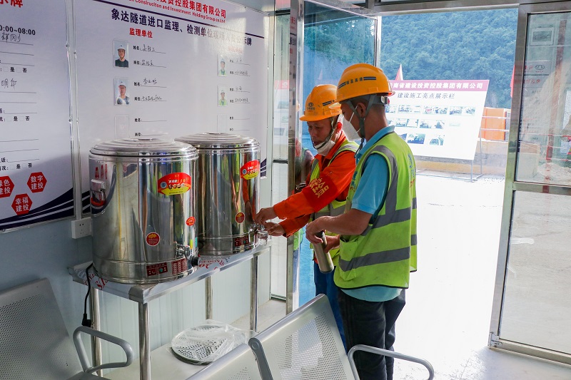 瑞孟高速项目班前驿站让初冬“升温”