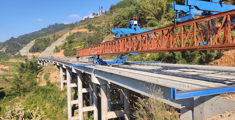 元绿高速哈洛普施3号大桥双幅贯通