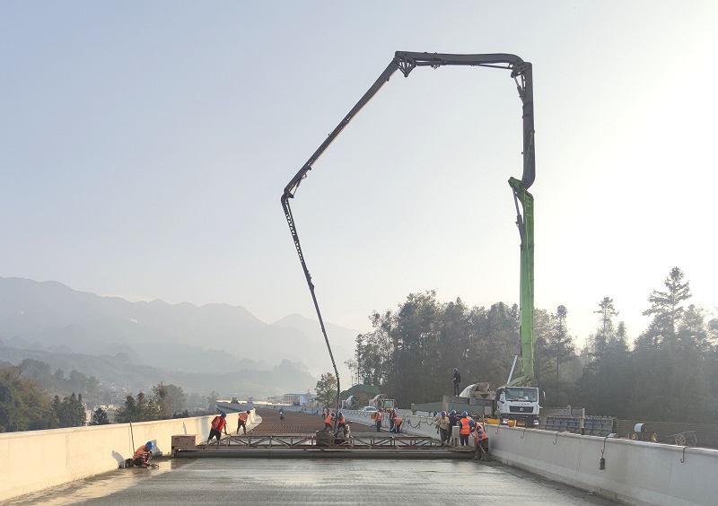 镇果公路六分部进入桥面施工新阶段 