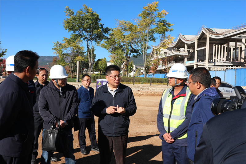 丽江市委副书记、市长苏永忠调研丽江市玉甘路改扩建工程