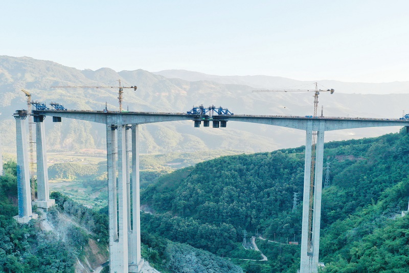 永勐高速南榨河大桥首个边跨合龙段浇筑完成