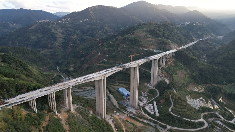 元绿高速白那大河特大桥右幅中跨完成合龙