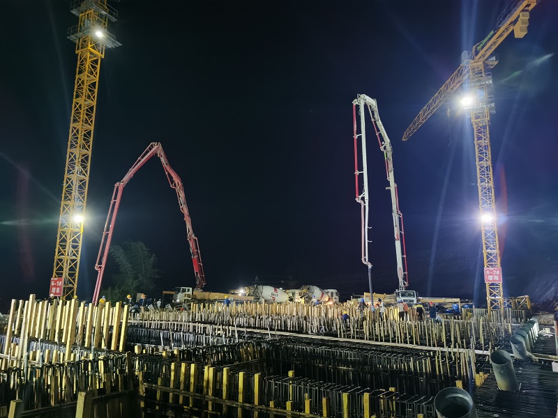 景洪市神秘谷澜沧江特大桥江北6号塔边跨现浇段主梁混凝土第一次浇筑完成