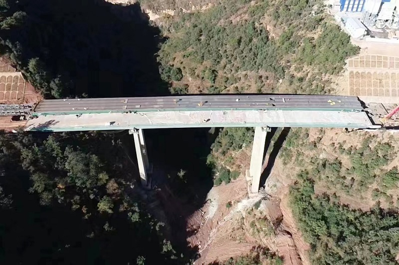 永金世界杯足球比分陈家沟大桥右幅钢箱梁顶推到位