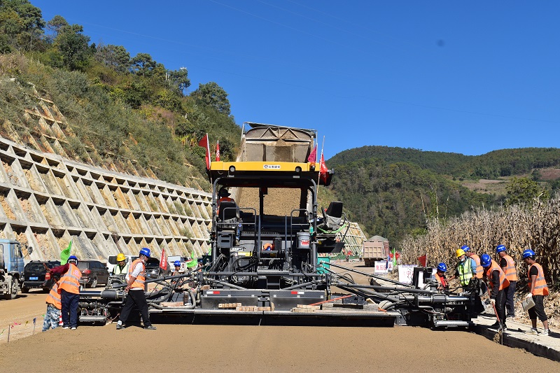 永勐世界杯足球比分永德连接线水泥稳定碎石基层试验段铺设成功