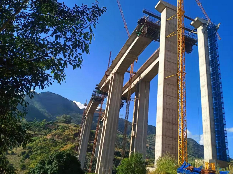 永勐高速忙海河特大桥首个边跨现浇段浇筑完成