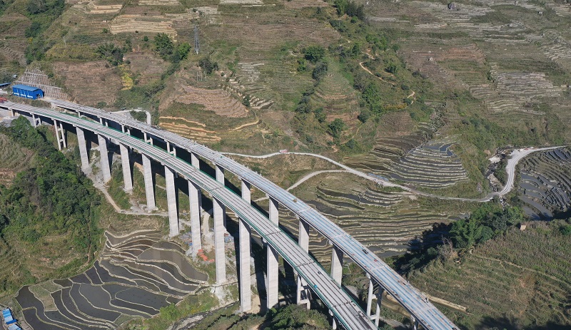 元绿高速过者洛巴河大桥T梁架设完成