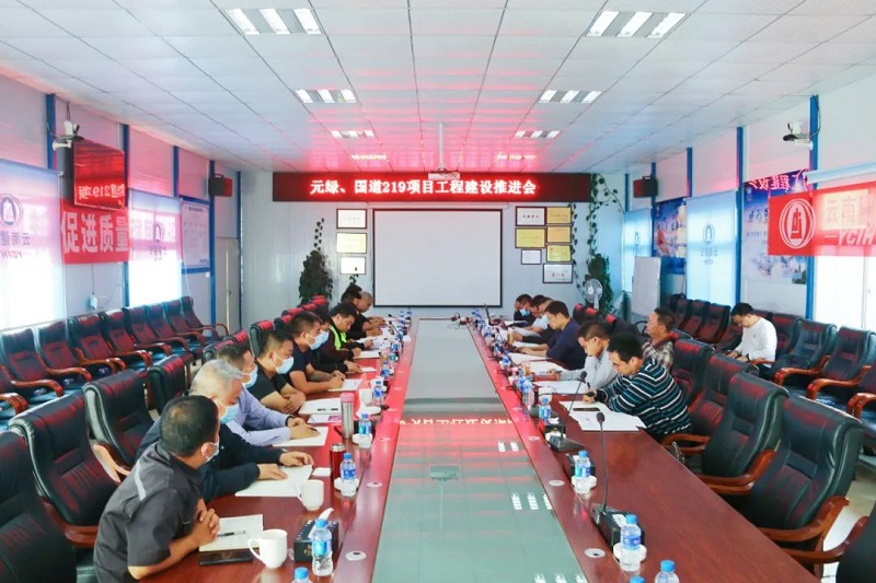 红河州副州长梁凌云到元绿高速、国道219项目宣讲党的二十大精神并调研
