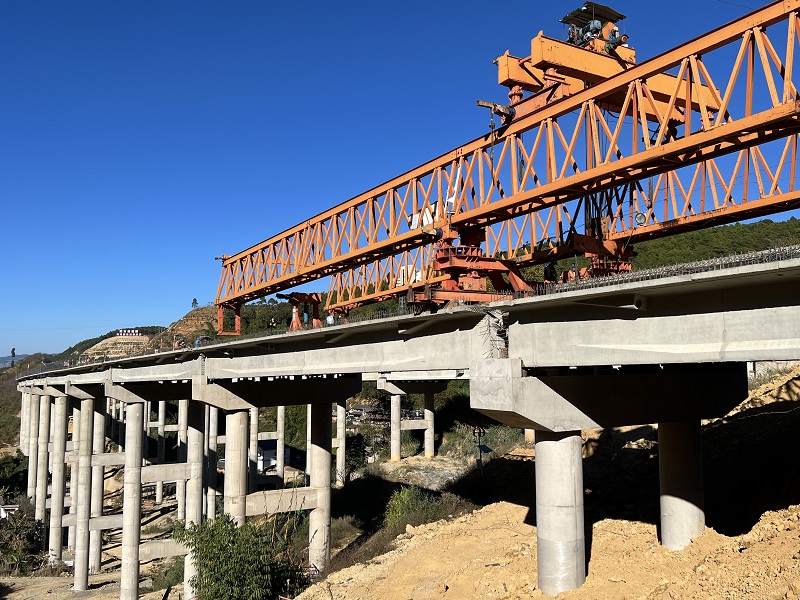 施勐高速下凤鸡寨大桥双幅贯通