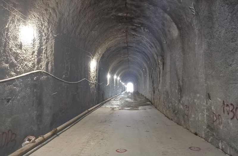 永金高速曼烈梁子隧道完成中导洞贯通和首板二衬浇筑