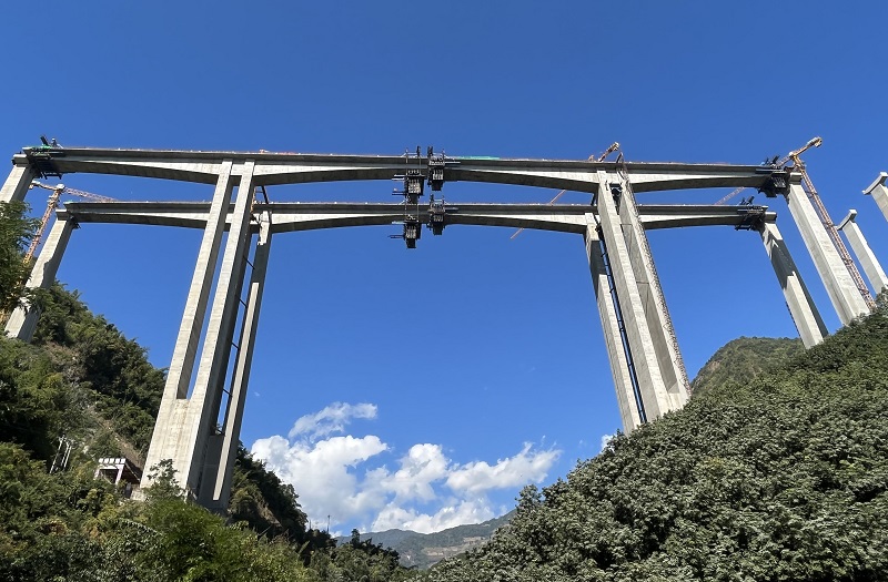 永勐高速南榨河大桥右幅13＃墩边跨合龙段浇筑完成