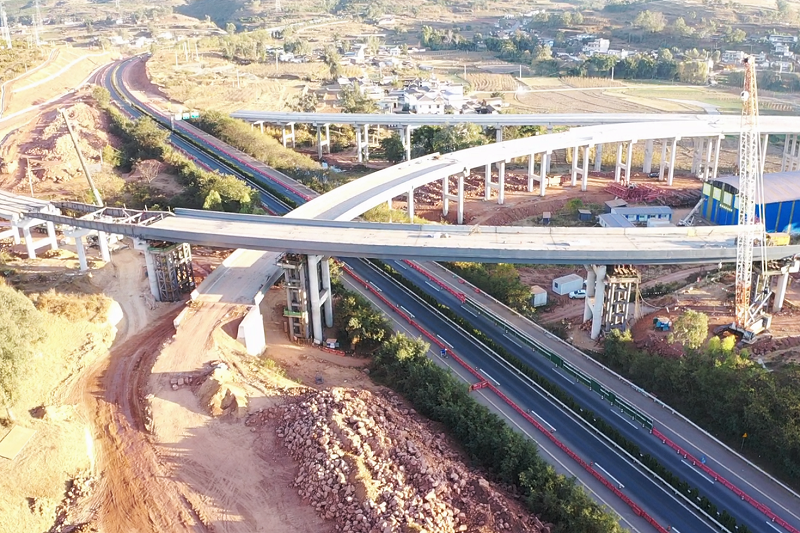 永金高速秧鱼坝互通立交C匝道顶推到位