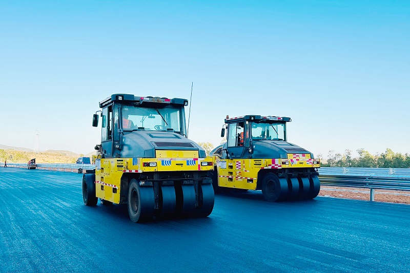 永大高速永仁段沥青混凝土上面层试验段铺筑完成