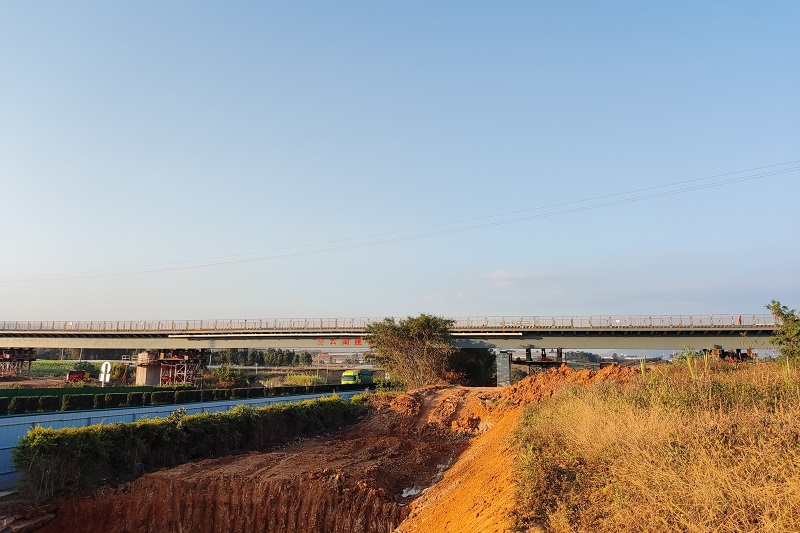 弥玉高速新哨立交桥天桥顶推到位