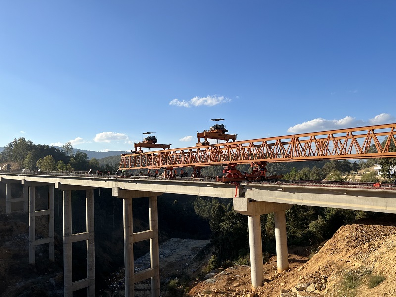 施勐高速一分部光头山大桥双幅贯通