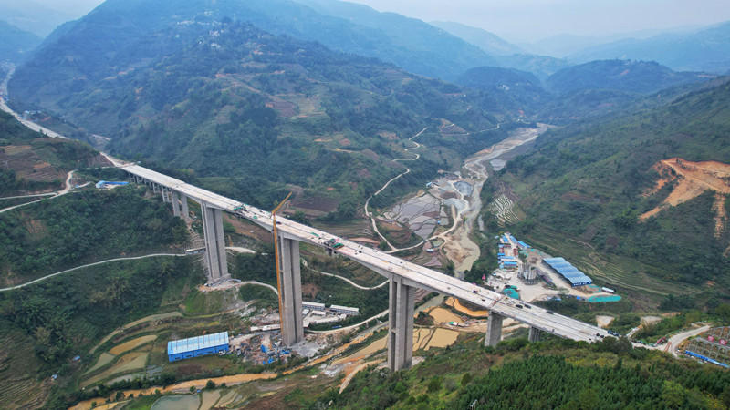 元绿高速白那大河特大桥全幅贯通