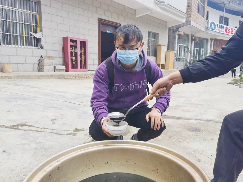 三世界杯足球平台为职工发放防疫爱心包并熬制中药汤