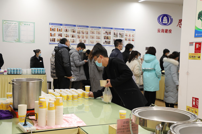 物业世界杯足球平台为发展大厦全体干部职工准备“防疫大锅药”