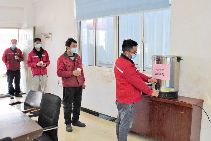 钢构世界杯足球平台为职工熬制新冠肺炎预防中药汤