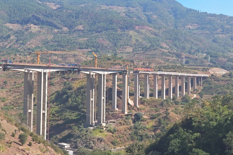永勐高速忙海河特大桥边跨合龙段合龙