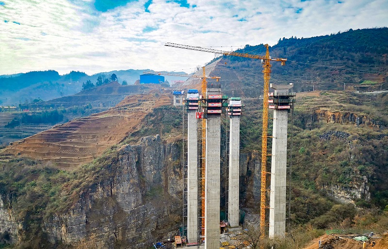 镇果一级公路三分部五谷大桥高墩左幅2号墩封顶