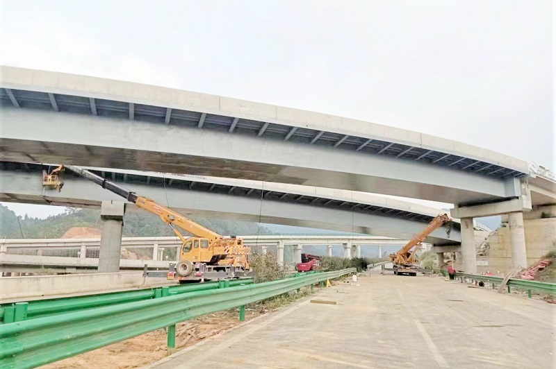 那兴高速兴街互通跨文麻高速主线钢箱梁施工完成