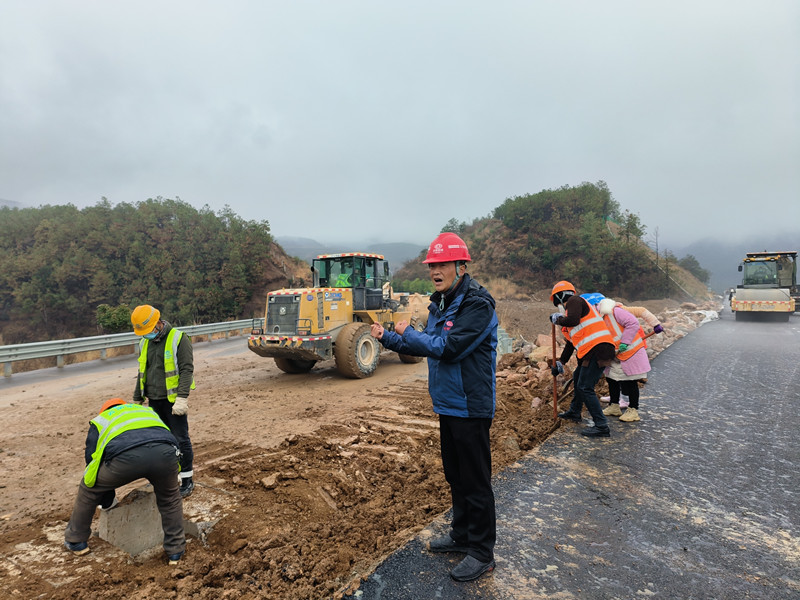 鹤剑兰高速公路通车段主线右幅中面层贯通