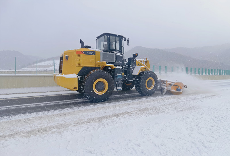 路面公司香丽高速除雪破冰保畅保通