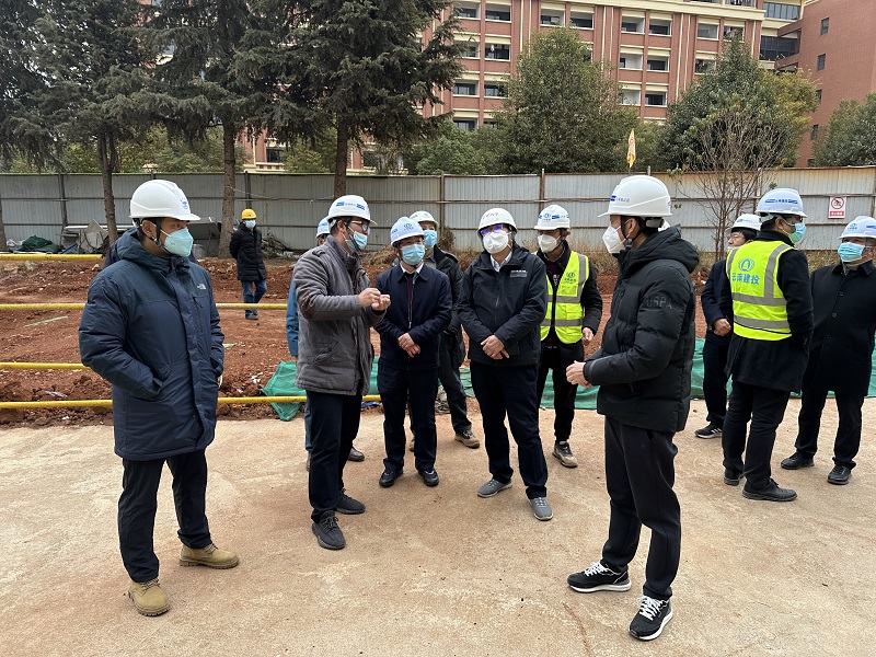 刘金荣带班检查云南大学（呈贡校区）二期校舍基础设施建设项目