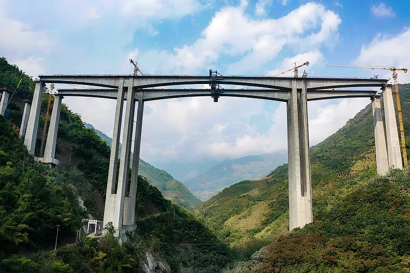 永勐高速南榨河大桥右幅顺利合龙