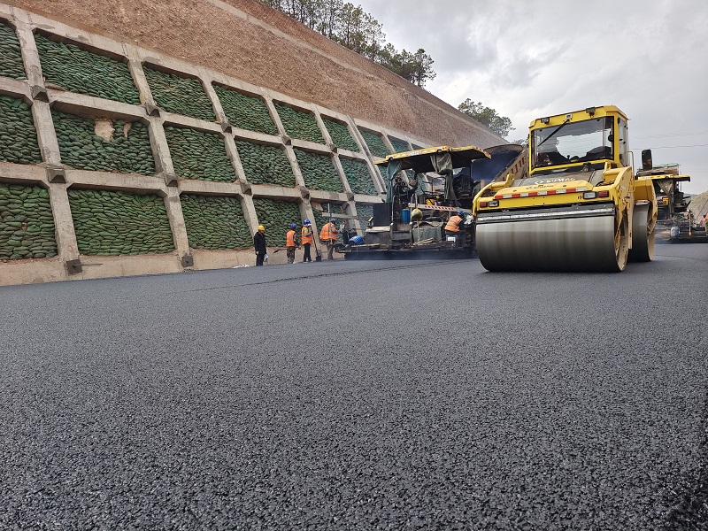 鹤剑兰高速通车段右幅沥青上面层全部完工