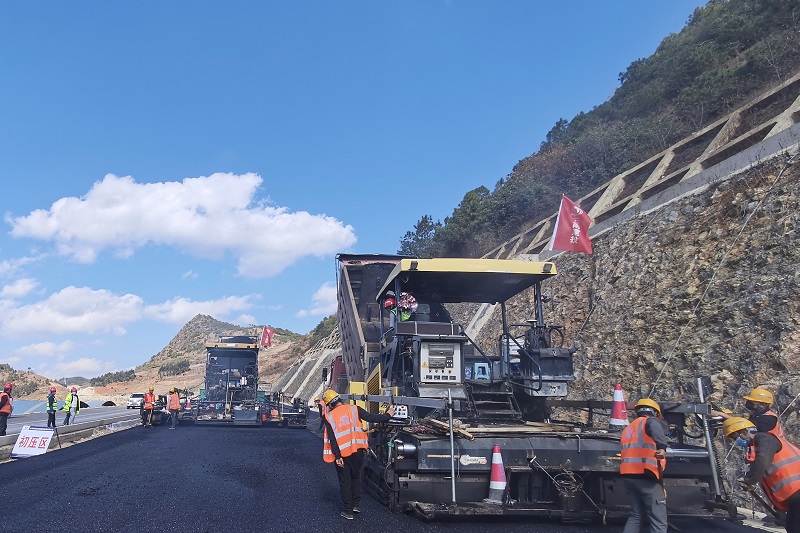 施勐高速（施甸至链子桥段）沥青中面层试验段铺筑完成