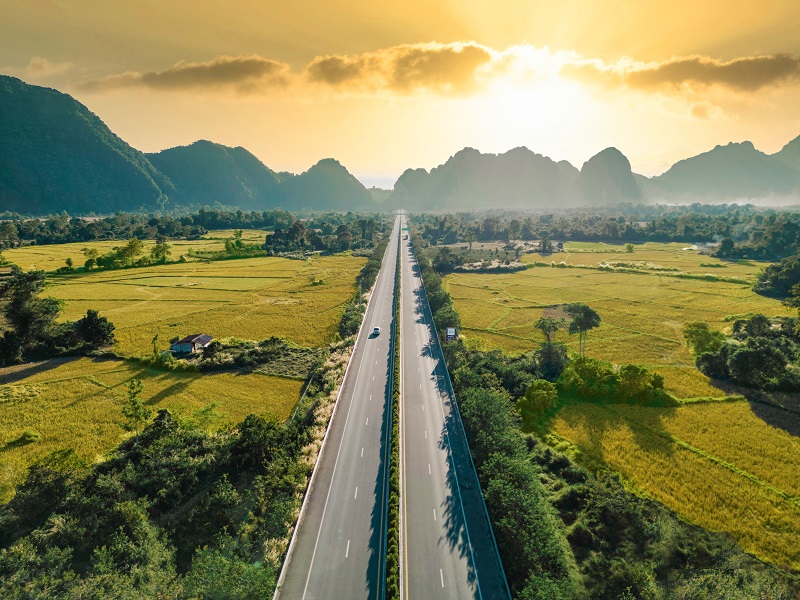 万万高速公路世界杯足球平台通过老挝政府竣工验收