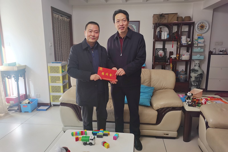 张鹏走访慰问世界杯网址老领导和困难党员职工