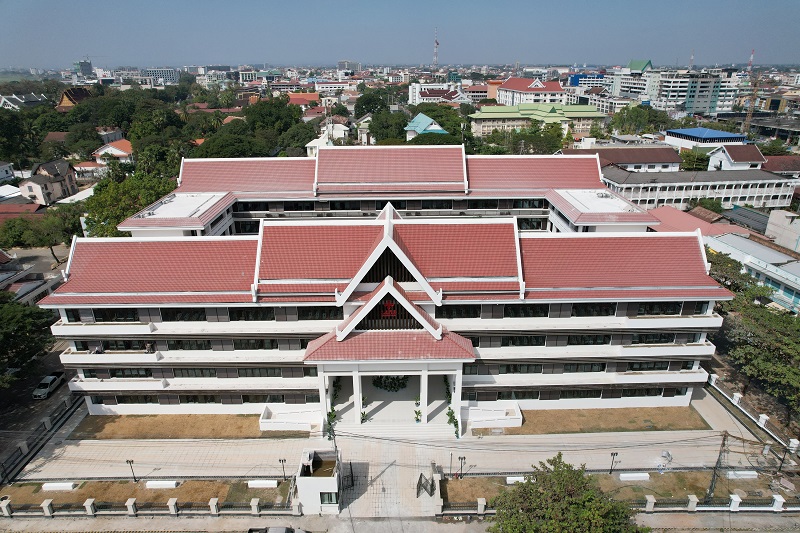 援老挝万象市皮瓦中学世界杯足球平台通过竣工验收