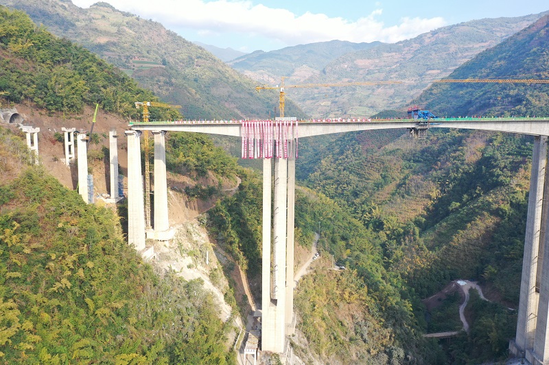 永勐高速南榨河大桥双幅主跨顺利合龙